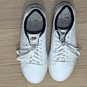 White Nike tennis sneakers